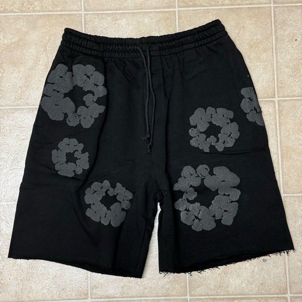 NEW Denim Tears The Cotton Wreath Shorts Black Size Medium AUTHENTIC